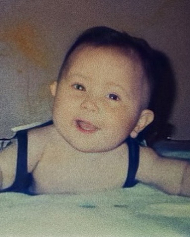 Potret Prilly Latuconsina Saat Masih Bayi Unggahan foto Prilly Latuconsina saat bayi di Instagram mencuri perhatian. Yuk kita intip bagaimana potret Prilly!