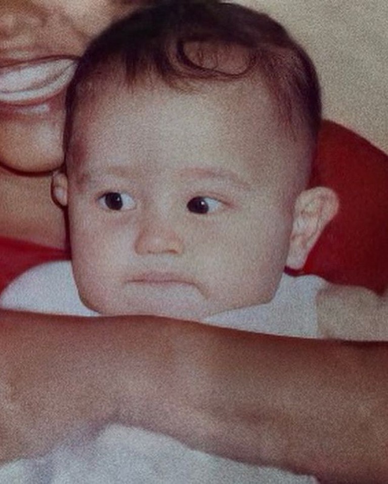 Potret Prilly Latuconsina Saat Masih Bayi Unggahan foto Prilly Latuconsina saat bayi di Instagram mencuri perhatian. Yuk kita intip bagaimana potret Prilly!