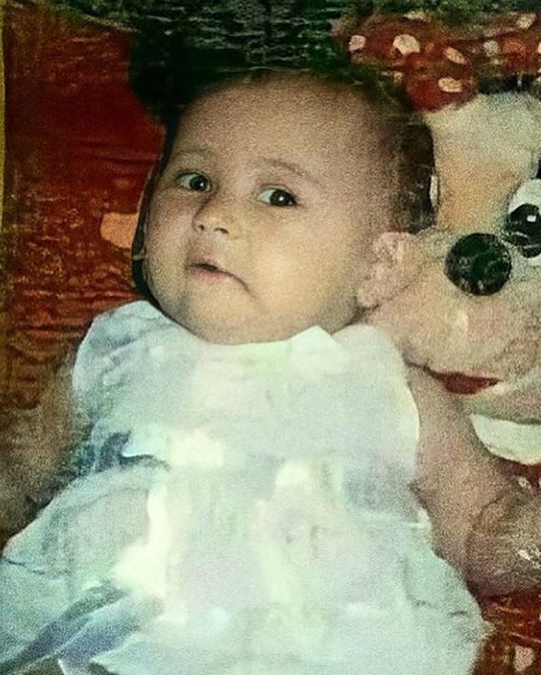 Potret Prilly Latuconsina Saat Masih Bayi Unggahan foto Prilly Latuconsina saat bayi di Instagram mencuri perhatian. Yuk kita intip bagaimana potret Prilly!