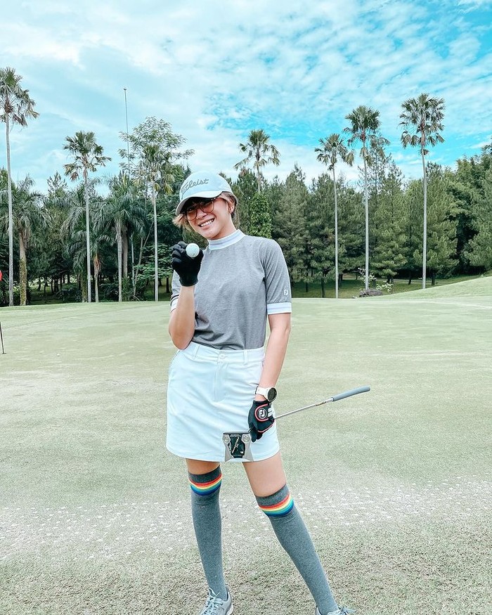 Presenter Dita Fakhrana juga ikut sibuk dalam hobi bermain golf. Dia memilih lengkap untuk beraksi di padang golf dengan sarung tangan, kaos kaki tinggi dan topi/Sumber/Instagram/fakhranaaa.