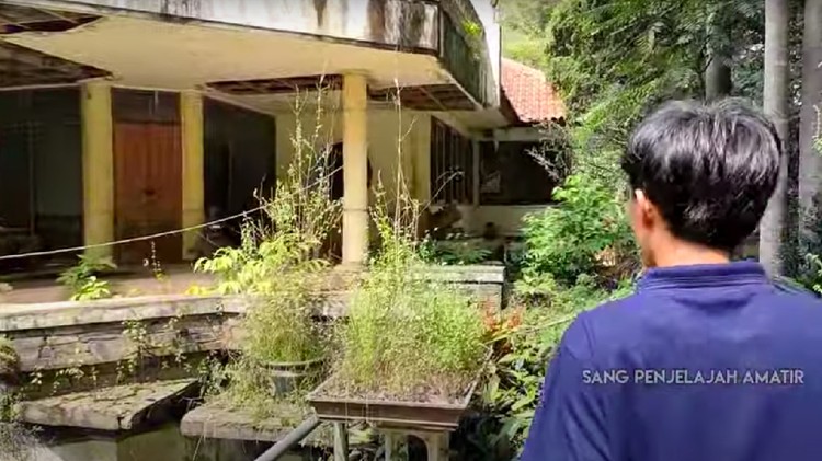 Rumah kosong misterius di Bandung Rumah kosong misterius di Bandung