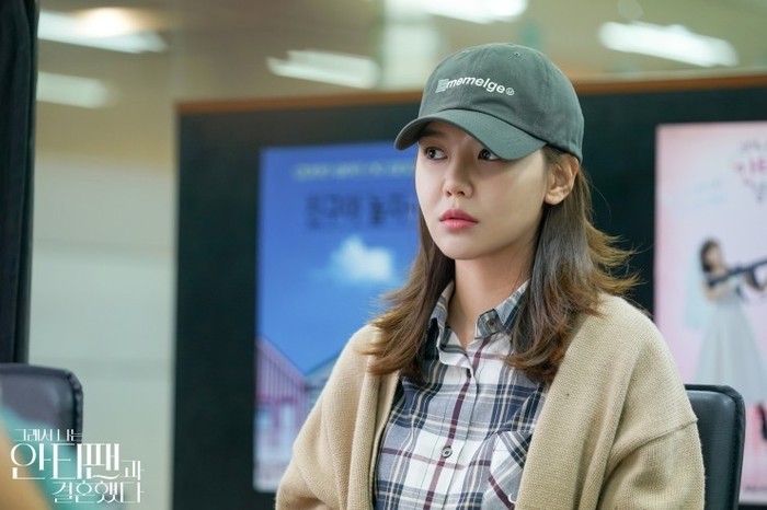 Seorang Geun-young harus menutupi wajahnya menggunakan topi, karena jika tidak maka ia akan diserang oleh fans dari superstar yang ia benci (foto: m.blog.naver.com)