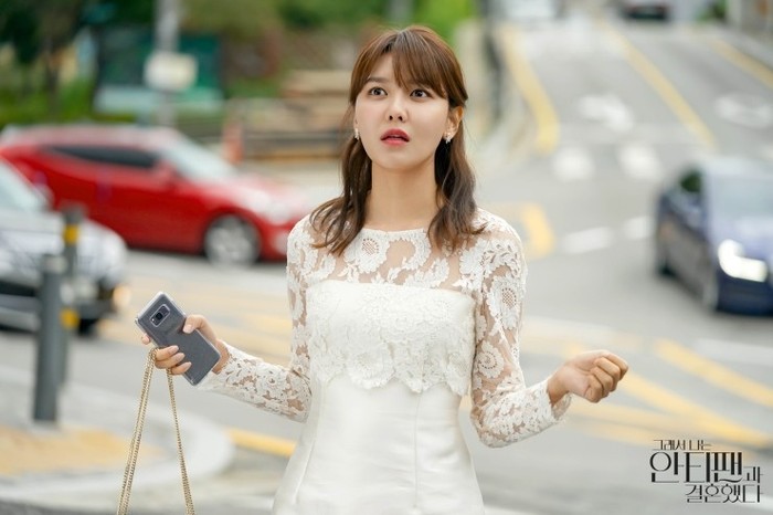 Setelah beberapa masalah, ia ditawarkan untuk berperan dalam reality show yang membuatnya menjadi seorang anti-fan. Disini Sooyoung tampak mengenakan gaun brokat putih karena ia harus menghadiri ajakan makan dari Who-joon (foto: m.blog.naver.com)