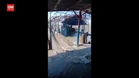 VIDEO: Gerhana Bulan Usai, Banjir Rob Genangi Lokasi Wisata