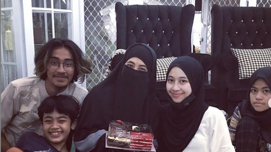 Serunya Momen Umi Pipik saat Ngopi dan Kulineran Bareng Anak-anak
