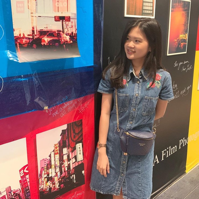 Wanita kelahiran Singapura ini dikenal sebagai sosok yang sederhana. Dilihat dari style berpakainnya, ia lebih memilih pakaian yang anti ribet. Cukup dengan dress denim dipadu sling bag berwarna navy, ia sudah terlihat cantik.(Instagram.com/feliciatissue)