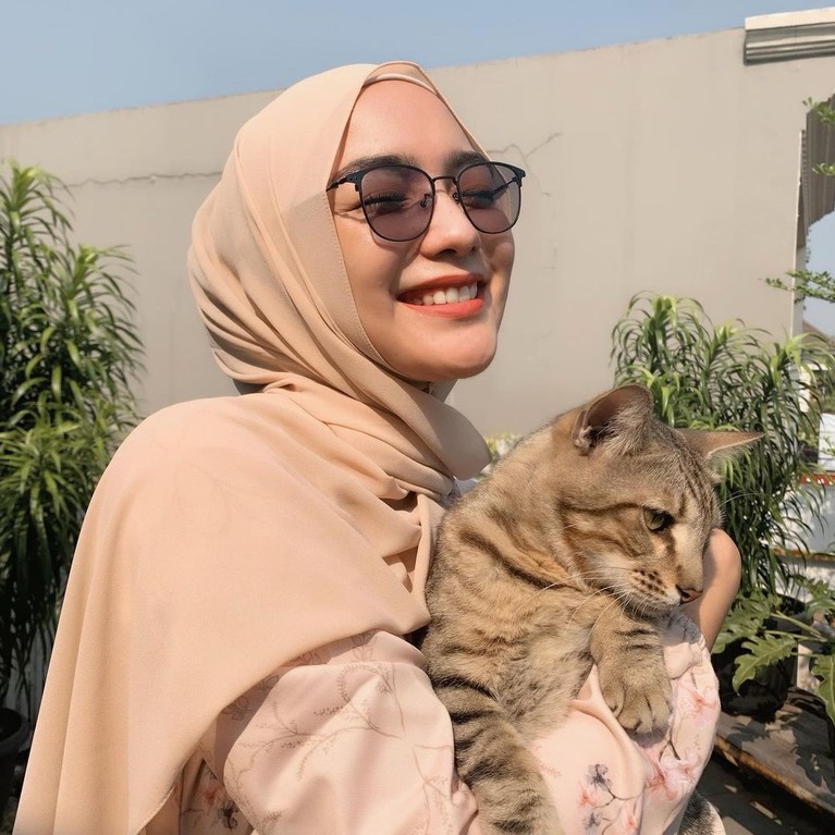 7 Artis dan Kucing Mahalnya Berikut inilah para artis dengan kucing mahalnya