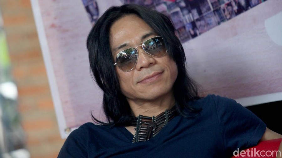 FILE FOTO: Abdee Slank atau Abdee Negara, salah satu personil Slank yang didapuk menjadi komisaris independen Telkom