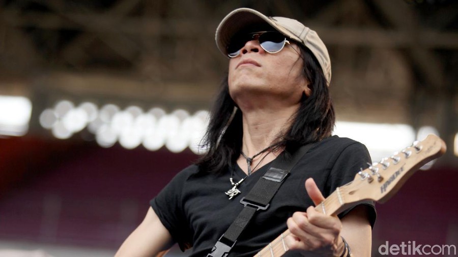 Aksi Panggung Abdee Slank saat konser May Day di Jakarta. Abdee Negara atau yang akrab disapa Abdee Slank didapuk menjadi komisaris Telkom.