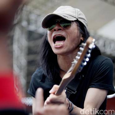 Dewa Budjana Ungkap Kondisi Terkini Abdee Slank di RS, Kian Membaik?