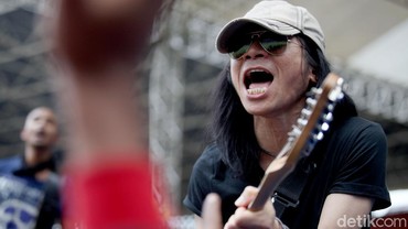 Dewa Budjana Ungkap Kondisi Terkini Abdee Slank di RS, Kian Membaik?