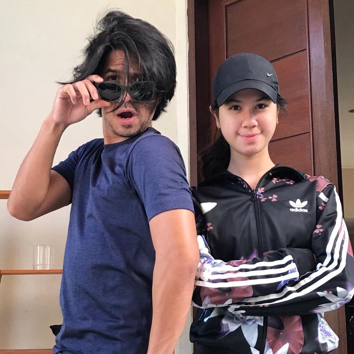 <p>Bahkan dalam potret berikut, keduanya seolah terlihat seperti kakak adik, lho. Bunda setuju? (Foto: Instagram @ariyowahab)</p>