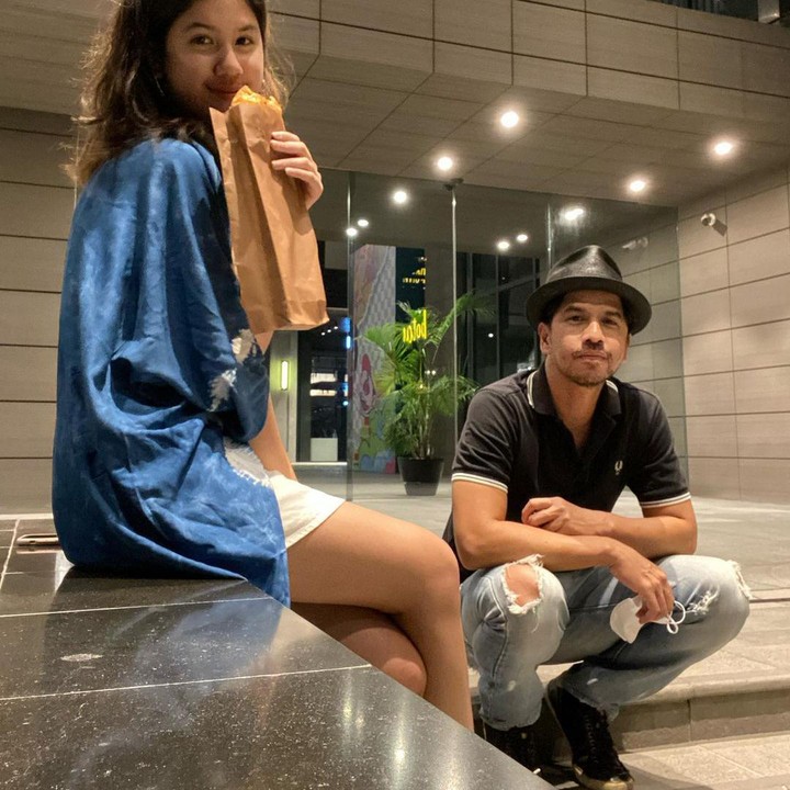 <p>Ariyo sendiri juga sering memamerkan Kyra di medsosnya. Hingga tak heran, penggemarnya pun turut mengenal putri pertamanya tersebut. (Foto: Instagram @ariyowahab)</p>