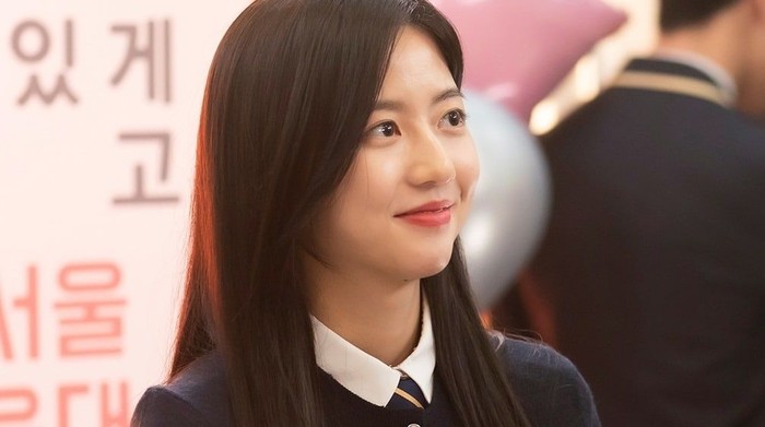 Bae Ro Na, sempat disangka mati di season 2. Ia ditolong oleh Shim Su Ryeon hingga selamat dari maut. Penonton bingung melihat raut wajah Ro Na yang tampak bahagia mengingat ibunya sedang berada dalam penjara / foto: instagram.com/sbsdrama.official