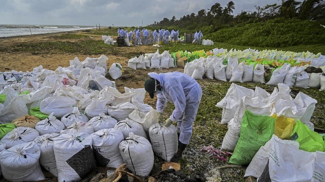 FOTO: Sibuk Bersihkan Polusi Kapal yang Terbakar di Sri Lanka