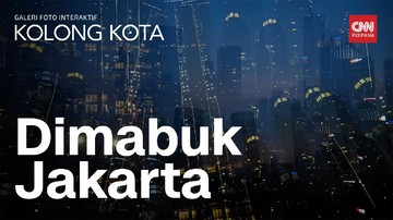 Fotografer CNN Indonesia Adhi Wicaksono merekam hari-hari jutaan warga yang dimabuk cinta pada Jakarta.