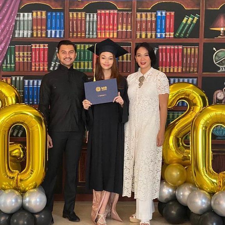 <p>Dian Nitami dan Anjasmara selalu menjadi orang tua yang suportif. Kita doakan Sasi sukses di masa depan ya! (Foto: Instagram)</p>