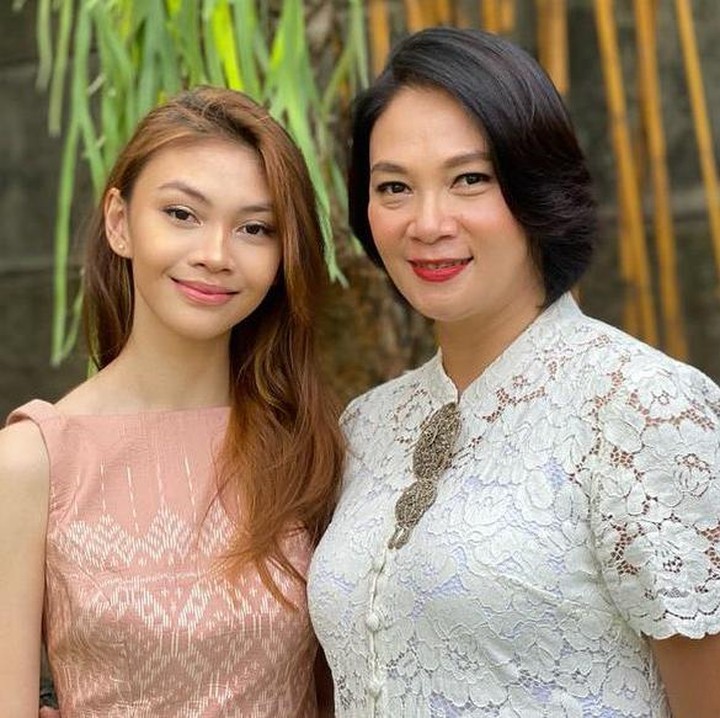 <p>Sasi memiliki hubungan yang dekat dengan sang ibundanya. Potret keduanya kerap kali mencuri perhatian. Semakin beranjak besar, Sasi dan ibunda seperti kakak adik ya? (Foto: Instagram)</p>