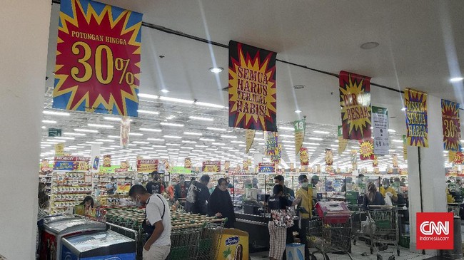 Warga mulai menyerbu gerai supermarket Giant jelang penutupan toko pada akhir Juli 2021. Salah satunya di Giant Extra BSD Tangerang.