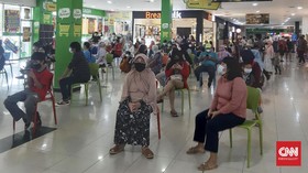 Warga Kembali Serbu Giant Jelang Tutup, Diskon Tak Besar