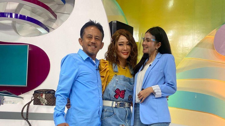 Kisah Cinta Epy Kusnandar dengan Istri Cantiknya yang Lebih Muda 19