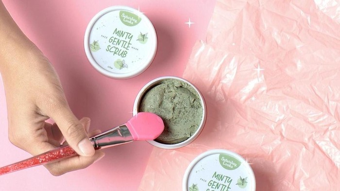 Jadikan Wajah Mulus dengan Scrub Pengusir Komedo Ini!