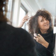 5 Rekomendasi Parfum Rambut Beraroma Floral yang Menyegarkan