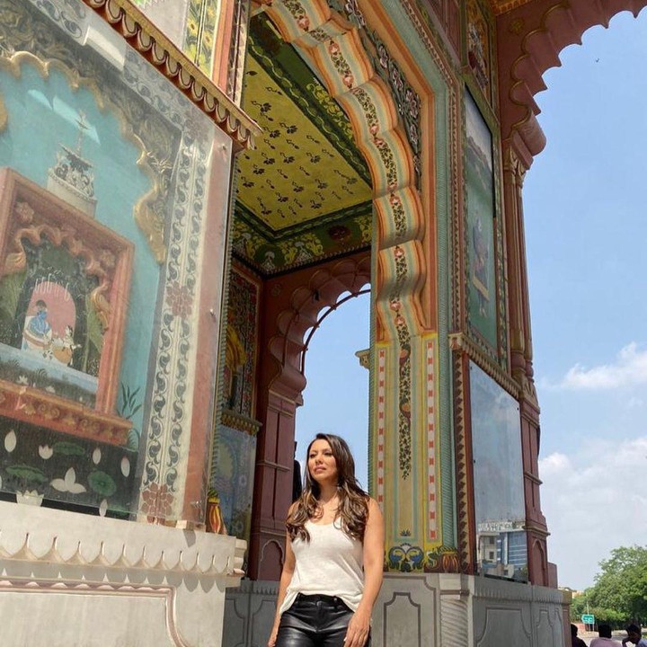 <p>Walau usia Gauri Khan tak lagi muda, ia tetap tampil stylis dan mempesona. (Foto: Instagram @gaurikhan)</p>
