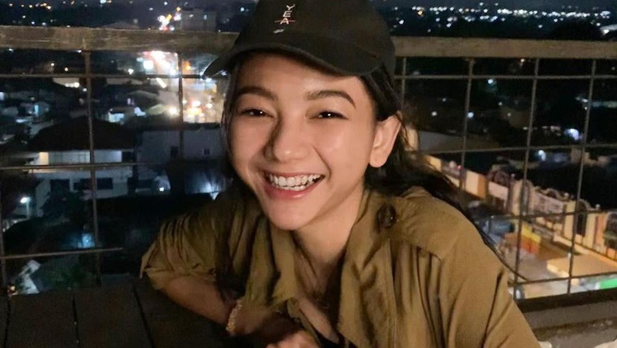 Cantiknya Glenca Chysara saat Ngopi Cantik di Kafe Kekinian