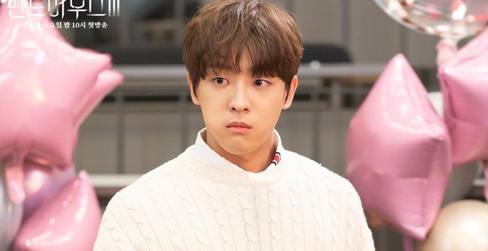 Lee Minhyuk, satu-satunya anak Hera Palace yang jarang muncul di dalam drama. Katanya Minhyuk selama ini menyukai Joo Seok Hoon sehingga ia paling semangat ketika membully Bae Ro Na. Plot twist sekali, bukan? / foto: instagram.com/sbsdrama.offcial
