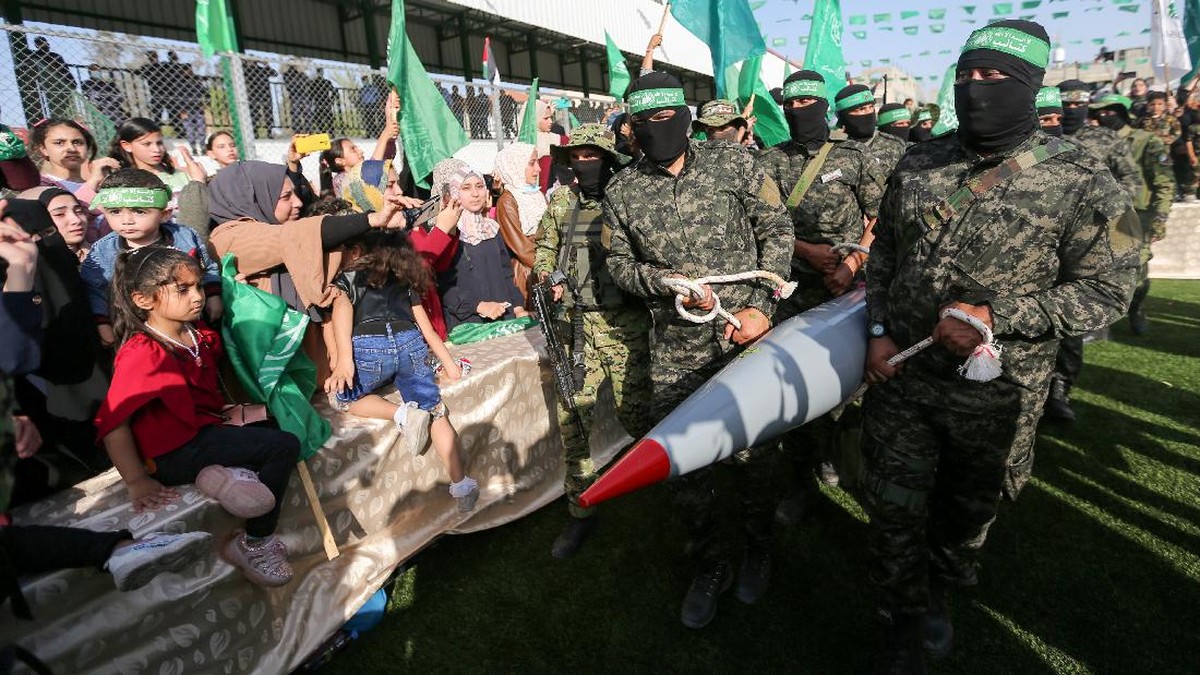 FOTO: Militer Hamas Pamer Roket Usai Gencatan Senjata