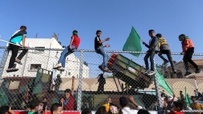 FOTO: Militer Hamas Pamer Roket Usai Gencatan Senjata