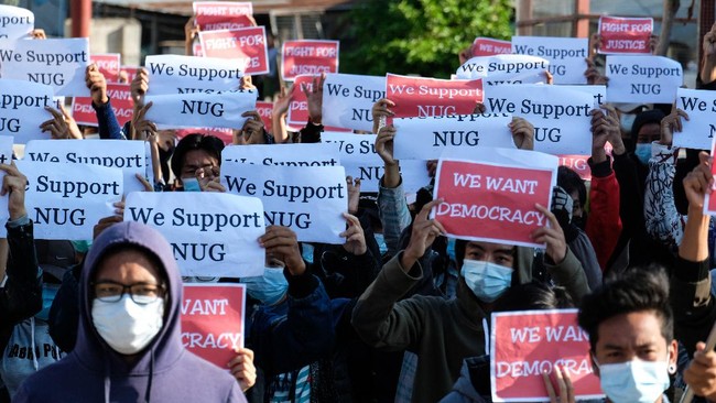 National Unity Government (NUG) Myanmar memperlihatkan angkatan bersenjata yang baru selesai melakukan pelatihan militer untuk menandingi junta militer Myanmar.