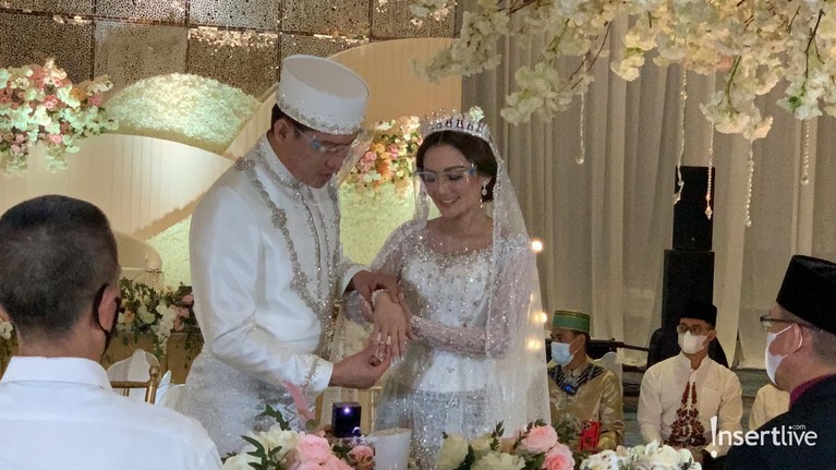 Senyum Bahagia Ifan Setelah Resmi Menikahi Citra Monica Ifan Seventeen telah resmi melepas status dudanya dengan menikahi Citra Monica. Yuk kita intip senyum bahagia Ifan!
