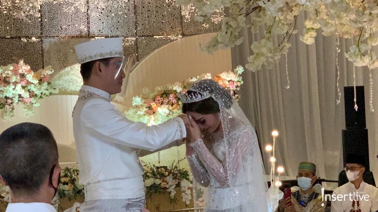 Senyum Bahagia Ifan Setelah Resmi Menikahi Citra Monica Ifan Seventeen telah resmi melepas status dudanya dengan menikahi Citra Monica. Yuk kita intip senyum bahagia Ifan!