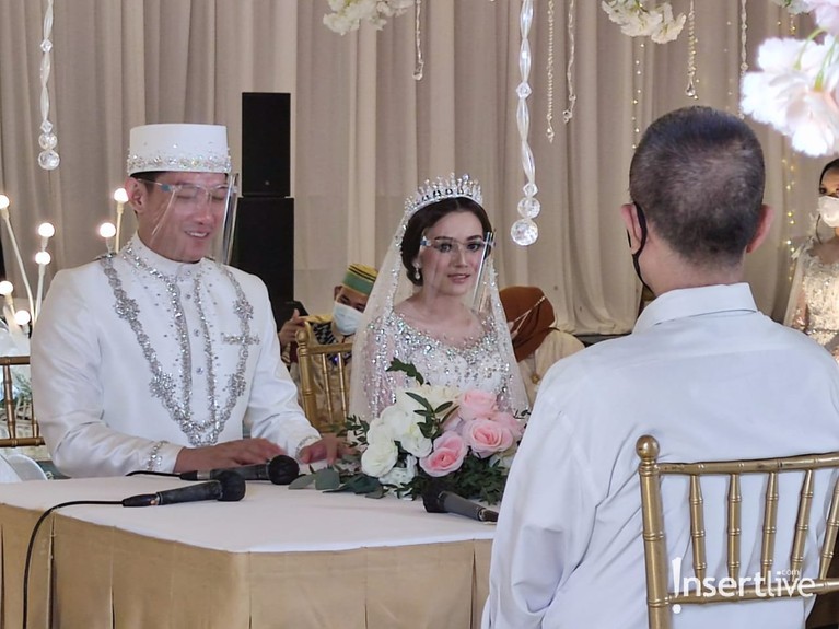 Senyum Bahagia Ifan Setelah Resmi Menikahi Citra Monica Ifan Seventeen telah resmi melepas status dudanya dengan menikahi Citra Monica. Yuk kita intip senyum bahagia Ifan!