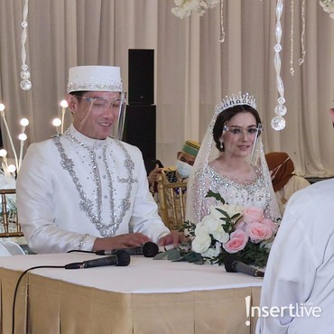 Dekorasi Mewah Ruang Akad Nikah Ifan Seventeen & Citra Monica