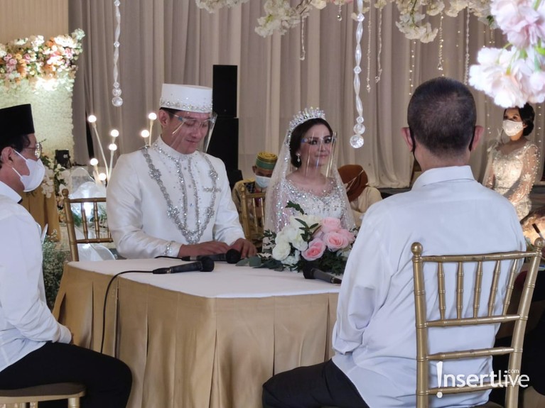 Senyum Bahagia Ifan Setelah Resmi Menikahi Citra Monica Ifan Seventeen telah resmi melepas status dudanya dengan menikahi Citra Monica. Yuk kita intip senyum bahagia Ifan!