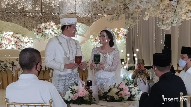 Senyum Bahagia Ifan Setelah Resmi Menikahi Citra Monica Ifan Seventeen telah resmi melepas status dudanya dengan menikahi Citra Monica. Yuk kita intip senyum bahagia Ifan!