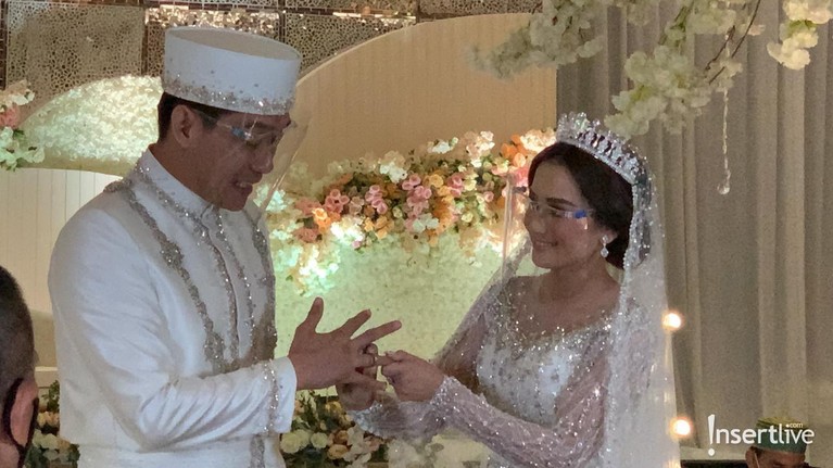 Senyum Bahagia Ifan Setelah Resmi Menikahi Citra Monica Ifan Seventeen telah resmi melepas status dudanya dengan menikahi Citra Monica. Yuk kita intip senyum bahagia Ifan!