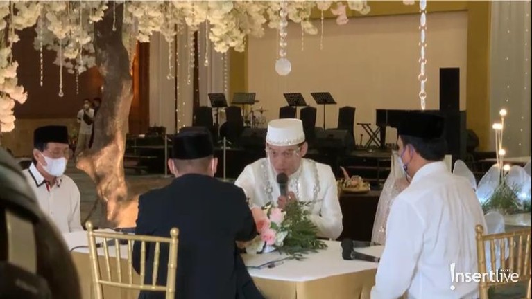 Ifan Seventeen dan Citra Monica telah resmi menikah pada hari ini (29/5). Yuk kita intip serba-serbi pernikahan mereka!