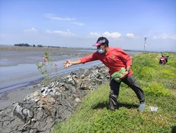 Warga Sidoarjo Tabur Bunga Tunggal Peringati 15 Tahun Semburan Lumpur Lapindo