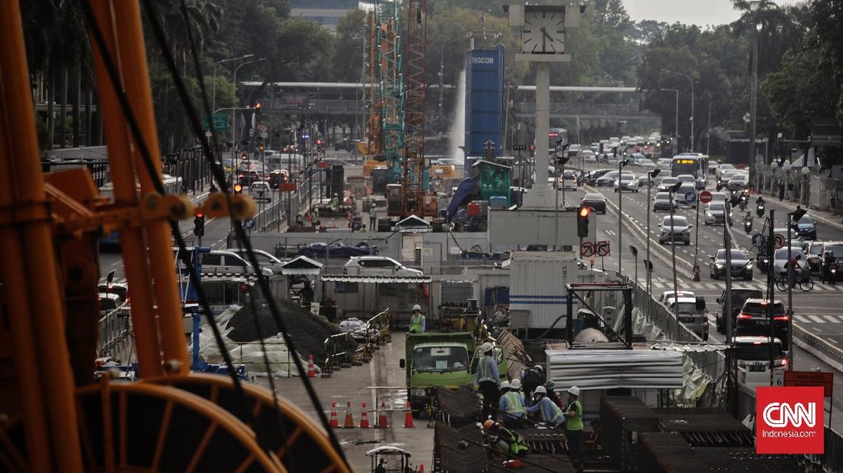 FOTO: Relokasi Tugu Jam Thamrin Imbas Pembangunan MRT