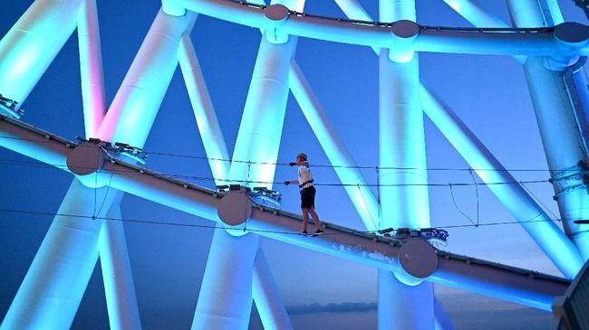 Pecinta kegiatan adrenalin wajib menantang diri saat wisata ke China dengan memanjat menara TV tertinggi ini.