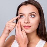 Hati-hati! Berikut 7 Kesalahan Berbahaya Saat Memakai Softlens