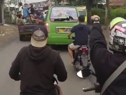Kronologi Angkot Ugal-ugalan Tabrak Pemotor-Warung Sate di Bandung