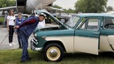 FOTO: Deretan Mobil Antik di Festival Old Car Land Ukraina Ratusan mobil antik dan langka dipamerkan di festival Old Car Land di Kiev, Ukraina sejak 28 Mei 2021. Ada 700 mobil antik dipamerkan.