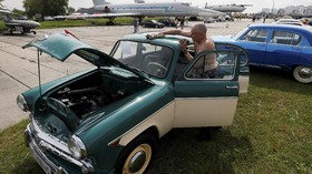 FOTO: Deretan Mobil Antik di Festival Old Car Land Ukraina