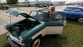 FOTO: Deretan Mobil Antik di Festival Old Car Land Ukraina Ratusan mobil antik dan langka dipamerkan di festival Old Car Land di Kiev, Ukraina sejak 28 Mei 2021. Ada 700 mobil antik dipamerkan.