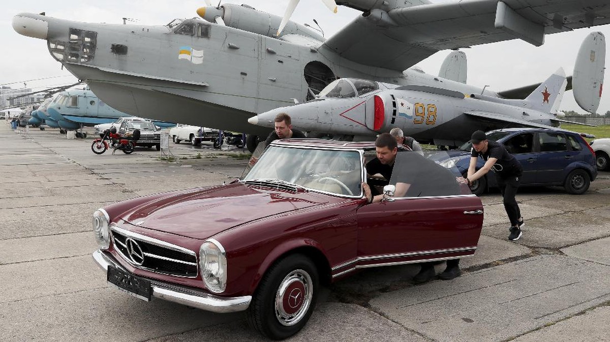 FOTO: Deretan Mobil Antik di Festival Old Car Land Ukraina